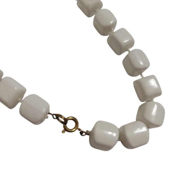 Vintage Jewelry Long Strand Of Chunky White Minimalist Mod Retro Hollow Beads - Picture 4 of 5